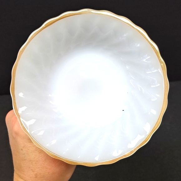 Vintage milk glass pedestal soap/trinket dish on marble base - Picture 3 of 6